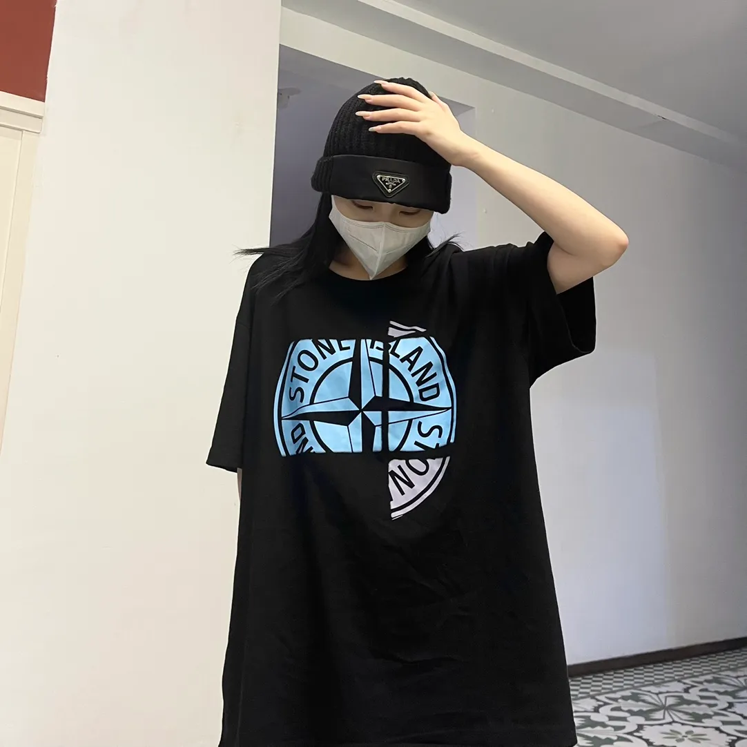 W617#P110💰 [Stone lsland/Stone Island summer new short-sleeved T-shirt with broken big compass print on the chest] ⚠ ️[Original creation, high control of details] Made of 260 grams of combed cotton, 32 count double yarn, soft and comfortable to the touch, sweat-absorbent and breathable. -Simple basic and versatile style, original quality, the first choice for couples. -Made in a large factory, four needles and five threads on the shoulder, neat routing, high quality workmanship. -Same style for men and women, very versatile, one piece for everyone, details are clearly visible. Color: Black White Size: M L